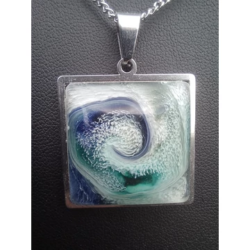 Gyanta kocka medál (25x25 mm) nemesacél nyakláncon 33.– elegáns női ékszer