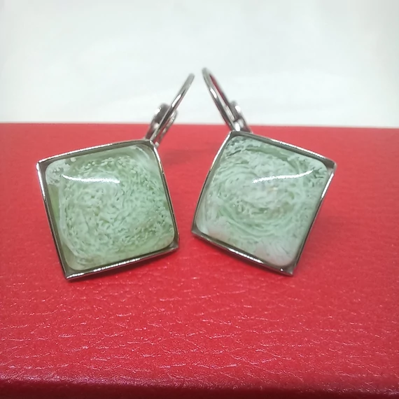 Francia kapcsos fülbevaló - Halvány zöld