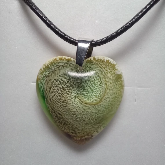 Gyanta nyaklánc – szív medál, közepes (23x23 mm) 24.