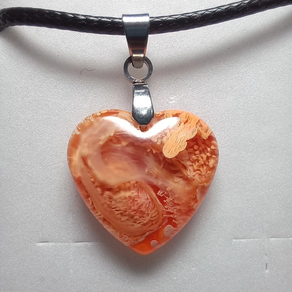 Gyanta nyaklánc – szív medál, kicsi (18x18 mm) 22.