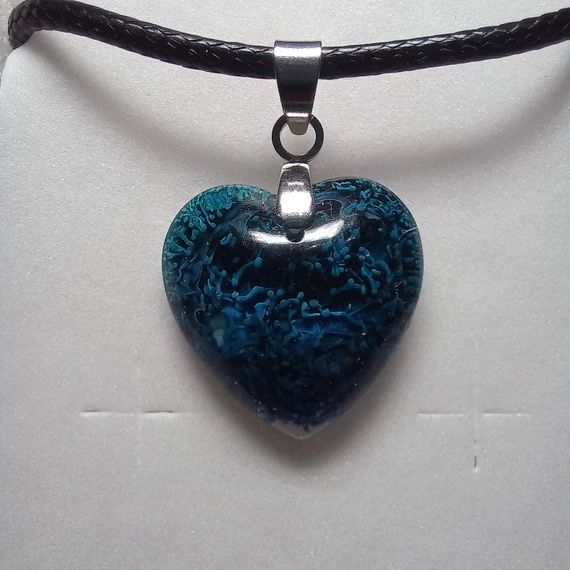 Gyanta nyaklánc – szív medál, kicsi (18x18 mm) 23.